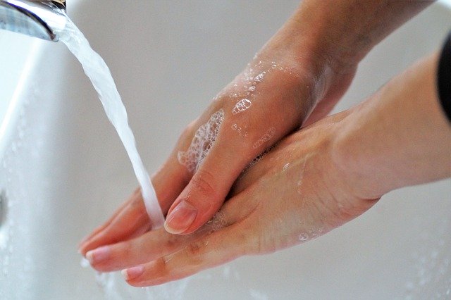 manos bajo el agua lavánose